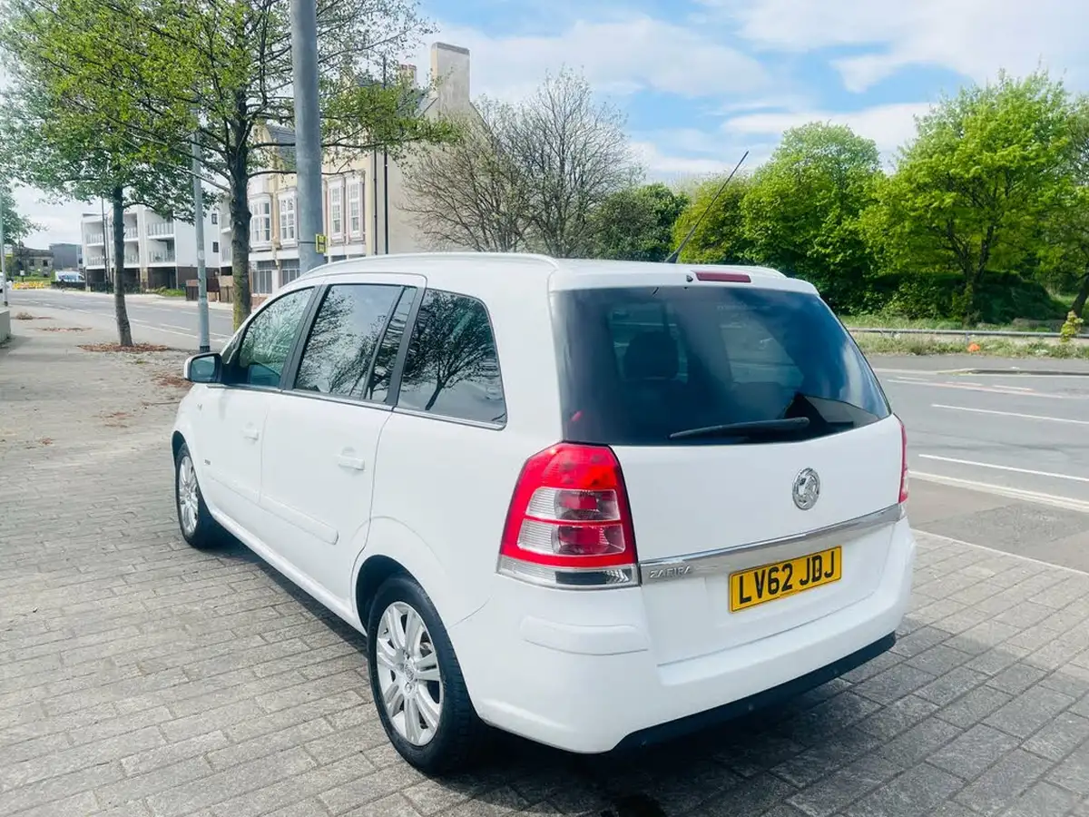 2012-vauxhall-zafira-18-design-140ps-big-11