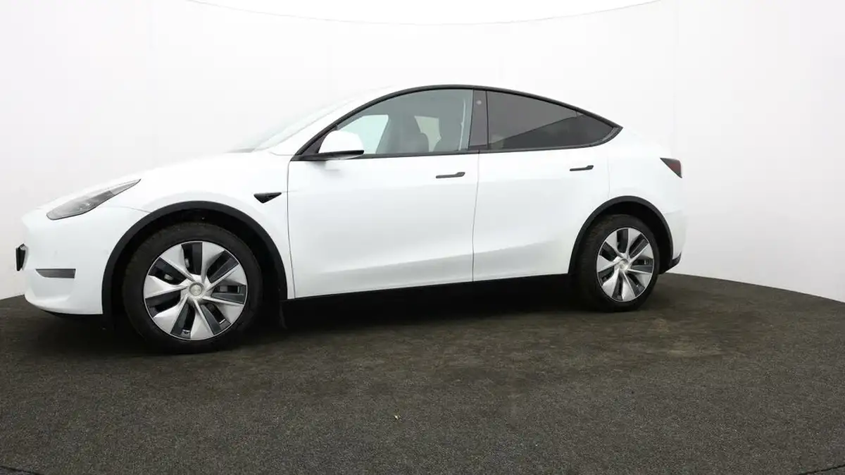 2022-tesla-model-y-e-long-range-big-57