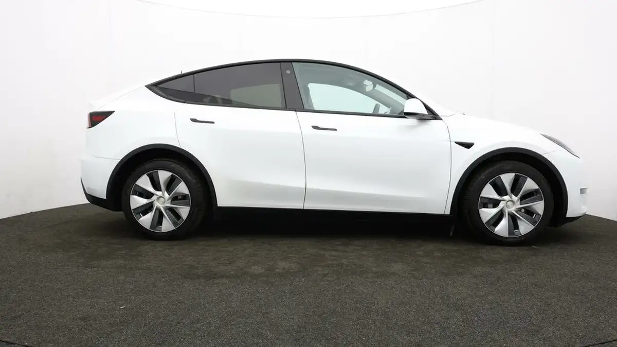 2022-tesla-model-y-e-long-range-big-33