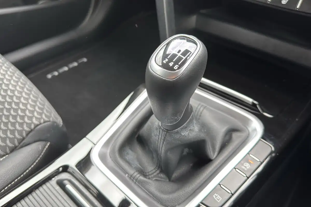 2024-kia-ceed-15-t-gdi-3-hatchback-big-11