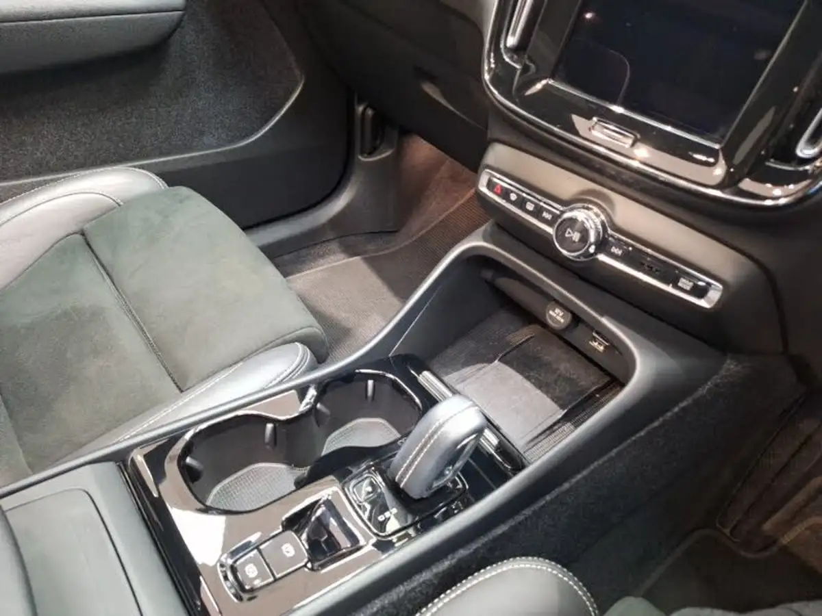 2022-volvo-xc40-15-t3-r-design-auto-big-14