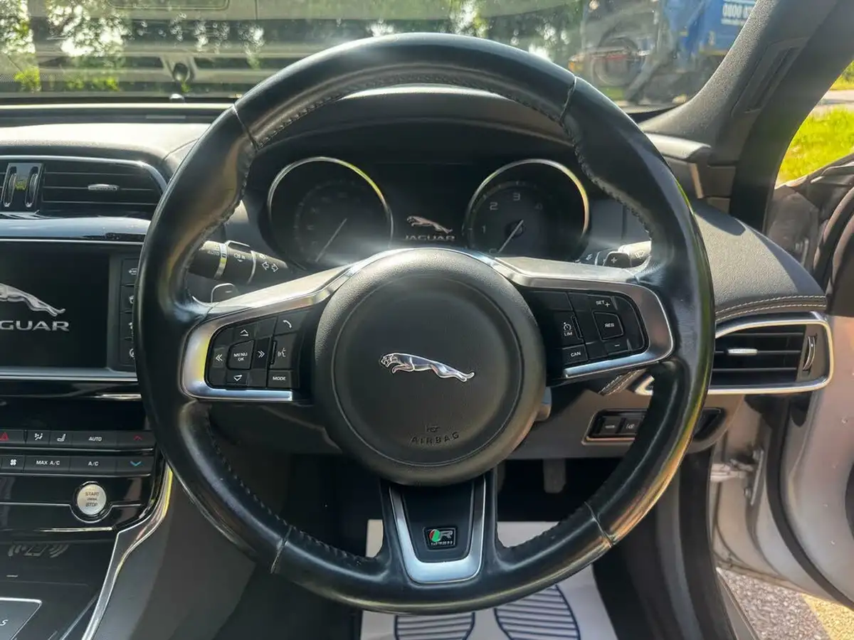 2016-jaguar-xe-20d-r-sport-180ps-auto-big-40