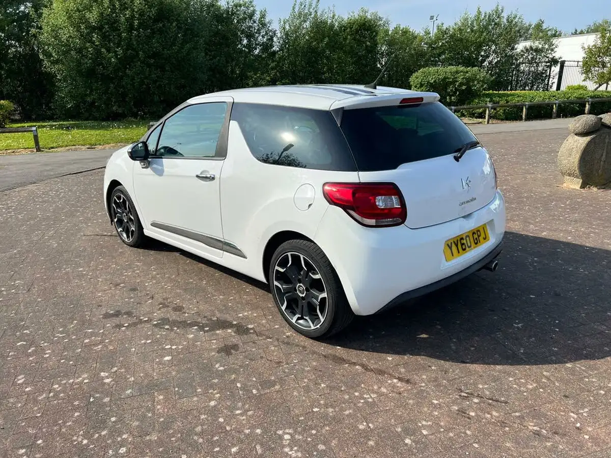 2010-citroen-ds3-16td-black-big-3