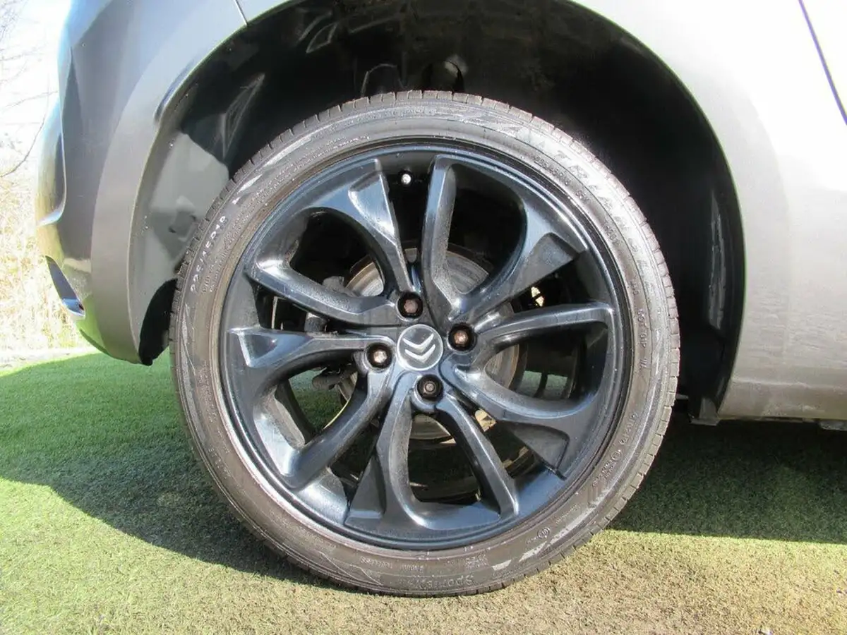 2015-citroen-ds4-16bluehdi-dstyle-nav-big-17