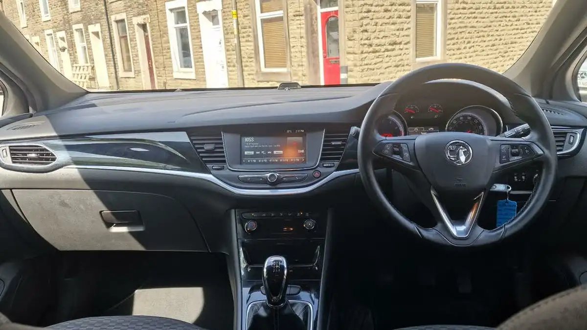 2016-vauxhall-astra-14i-16v-turbo-sri-125ps-sport-tourer-big-8