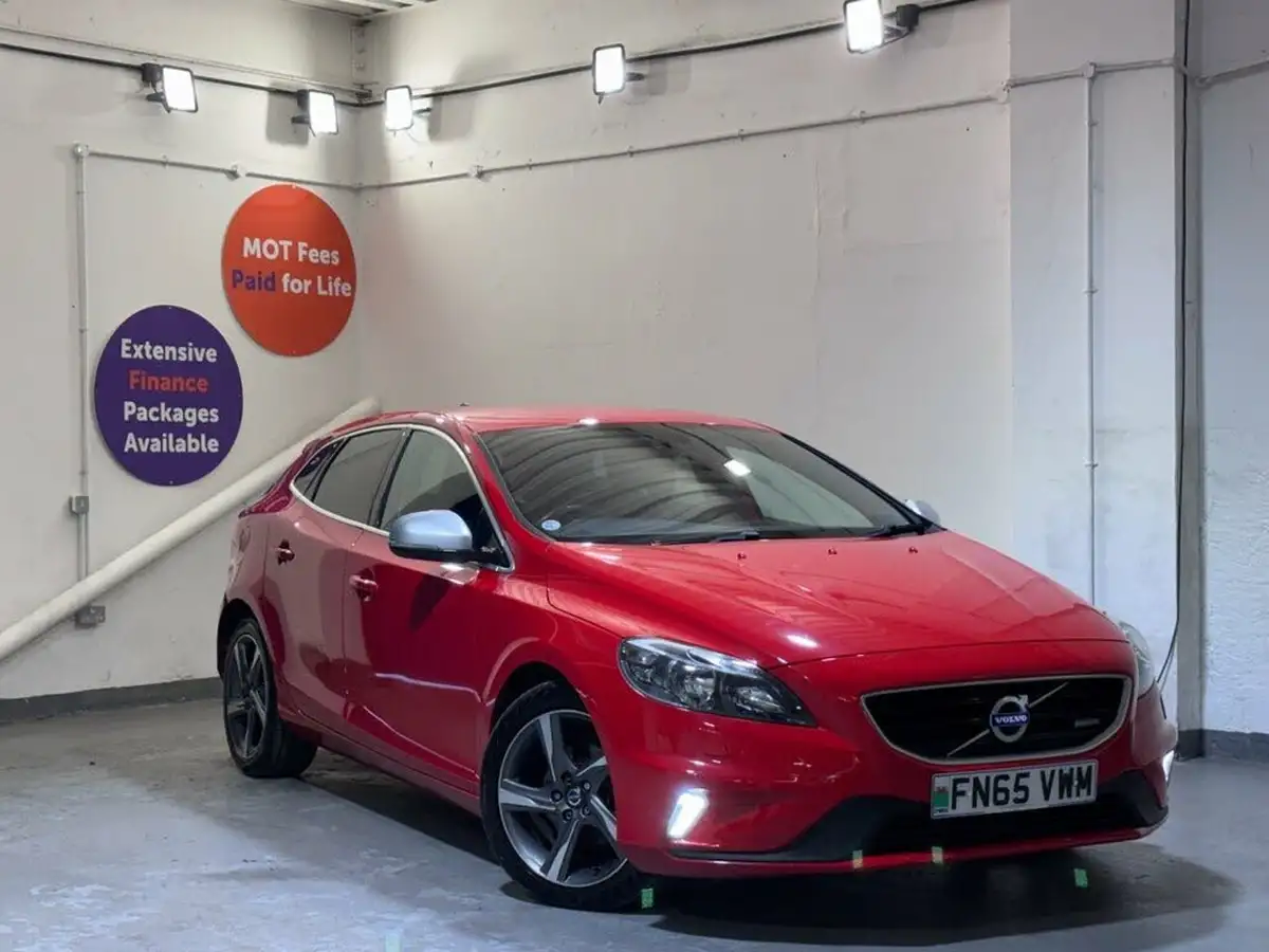 2015-volvo-v40-16td-d2-r-design-big-0