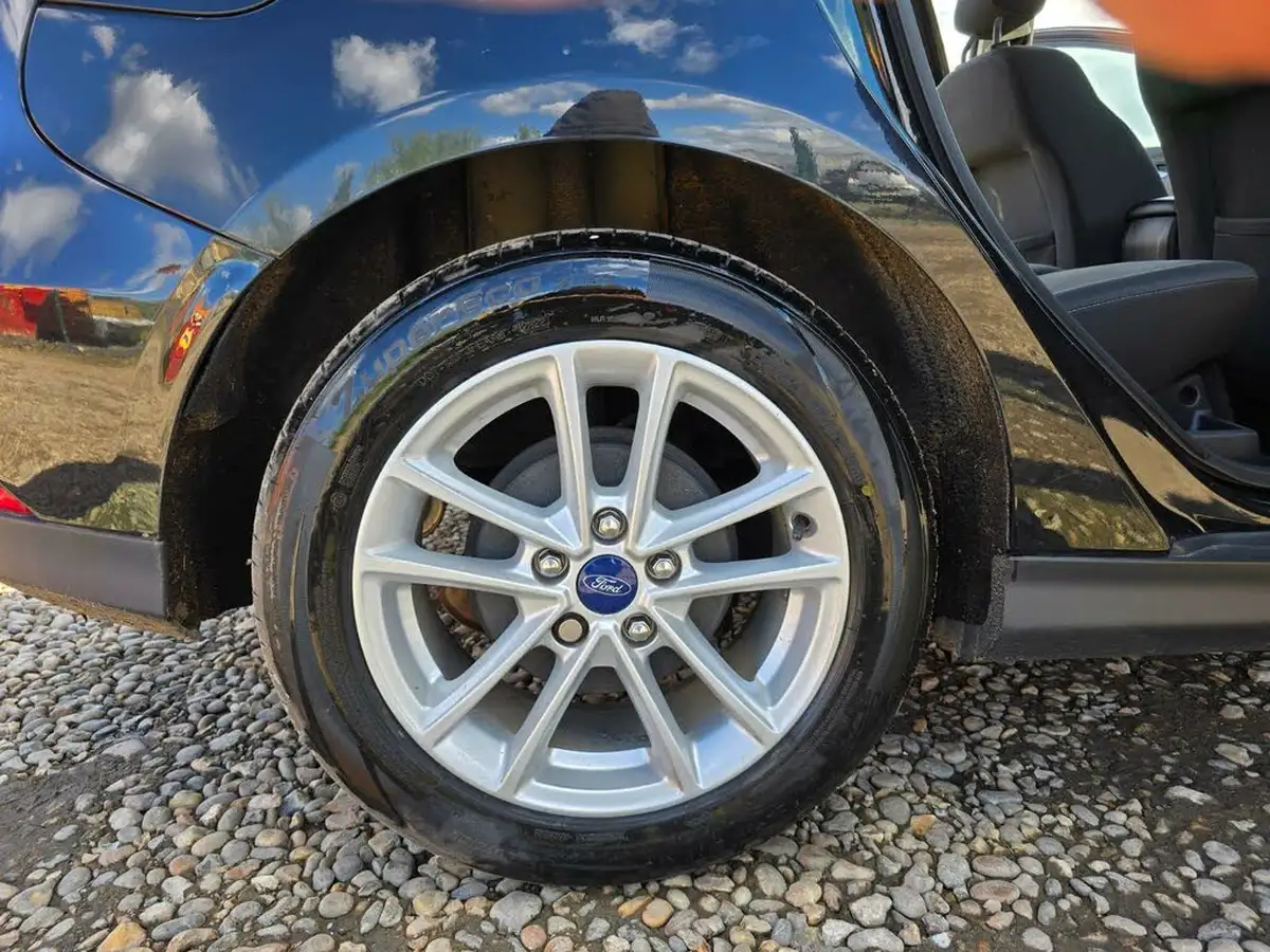 2015-ford-focus-16-zetec-hatchback-big-32