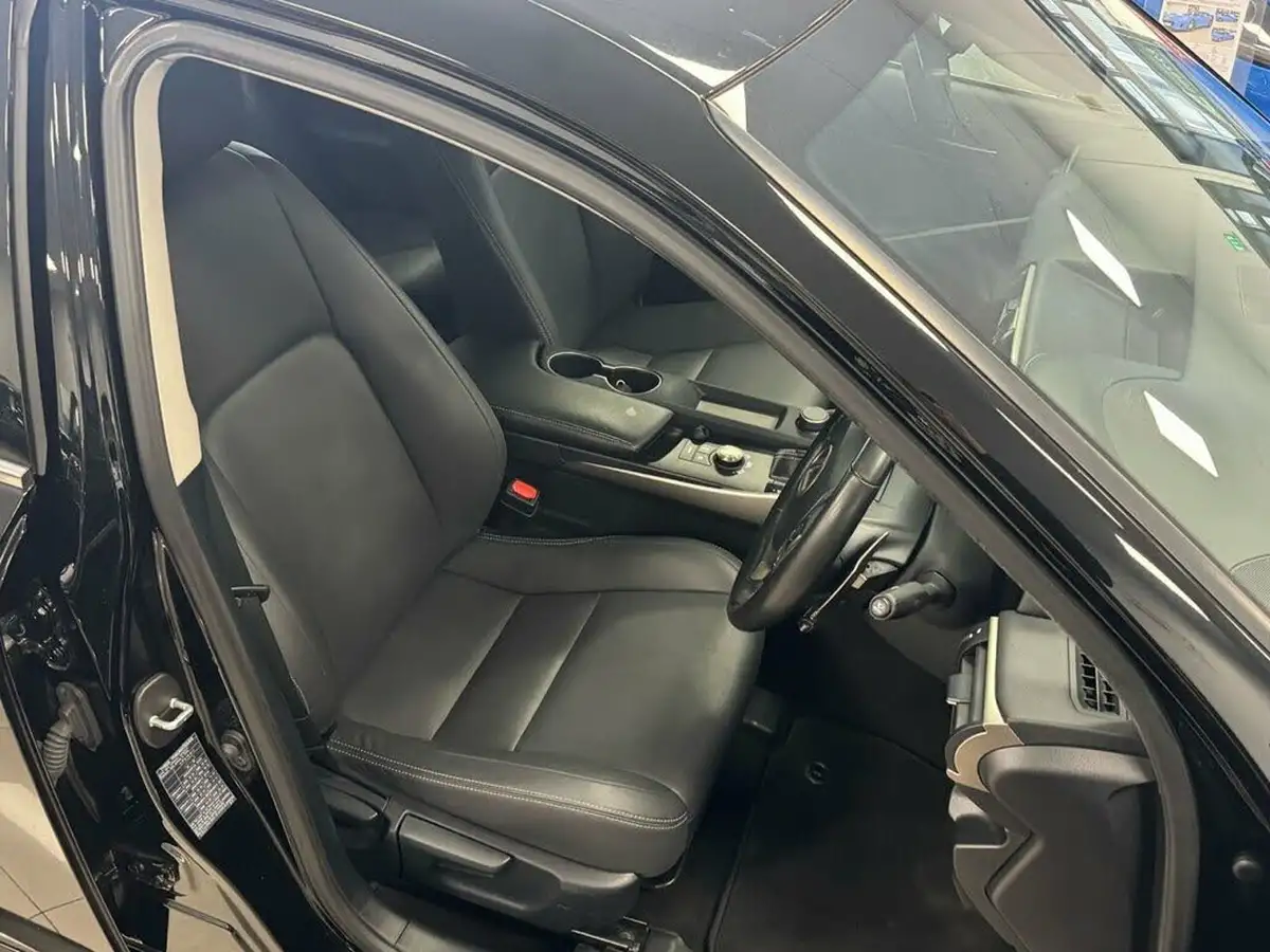 2019-lexus-is-300h-25-is-big-14