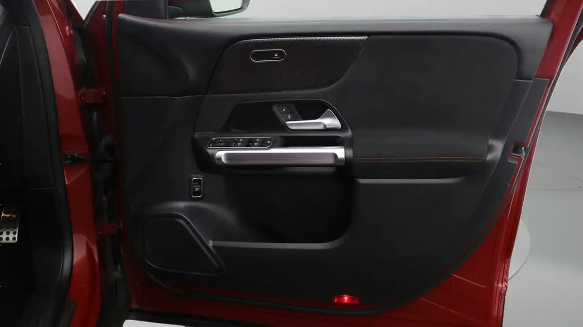2021-mercedes-benz-glb-class-13-glb200-amg-line-8g-tronic-big-14