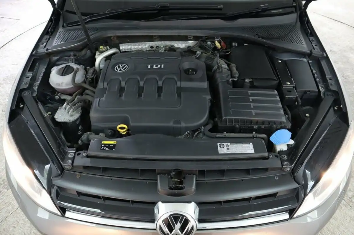 2014-volkswagen-golf-20tdi-gt-bmtss-hatchback-5d-big-9