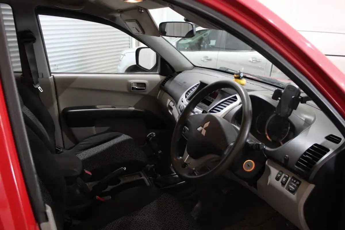 2011-mitsubishi-l200-25td-trojan-big-10