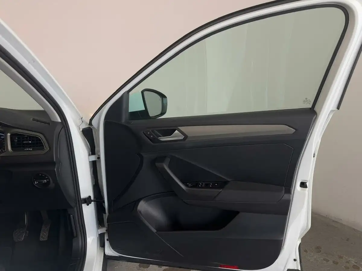 2020-volkswagen-t-roc-16tdi-se-big-24