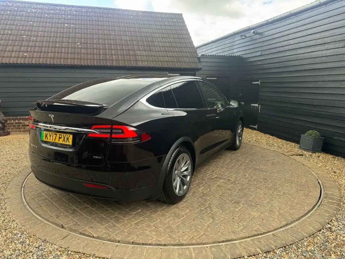 2017-tesla-model-x-e-75d-big-35