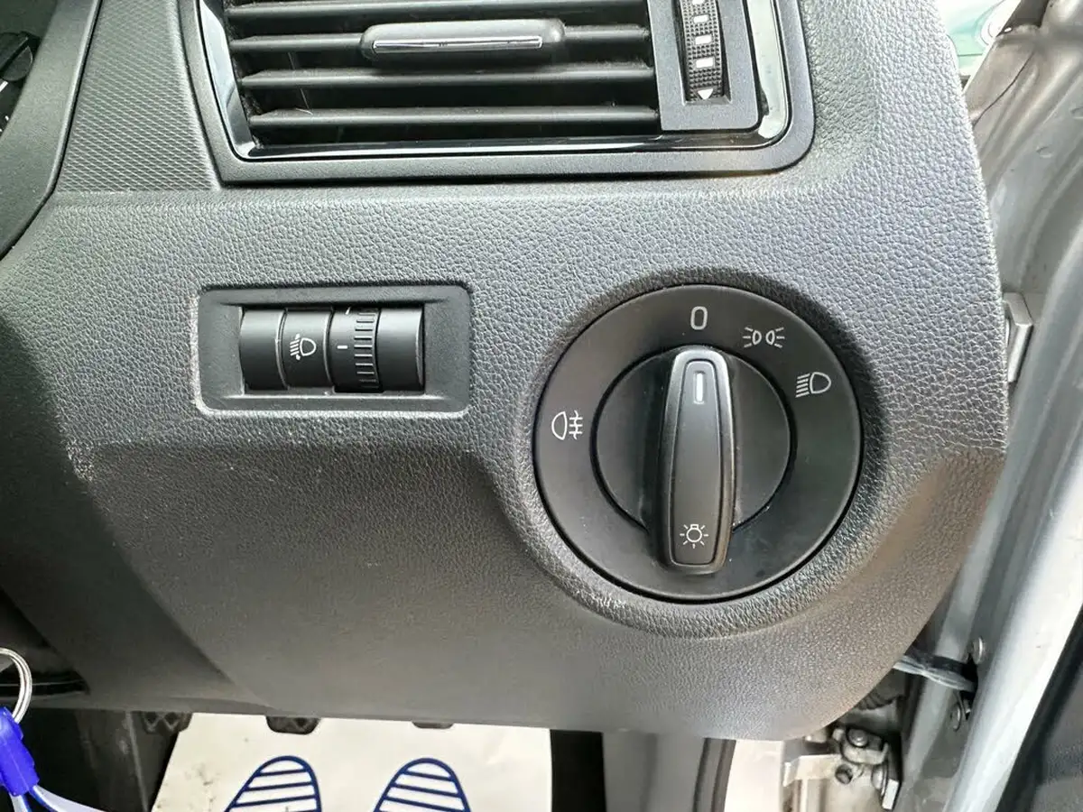 2013-skoda-rapid-12-se-86ps-big-22