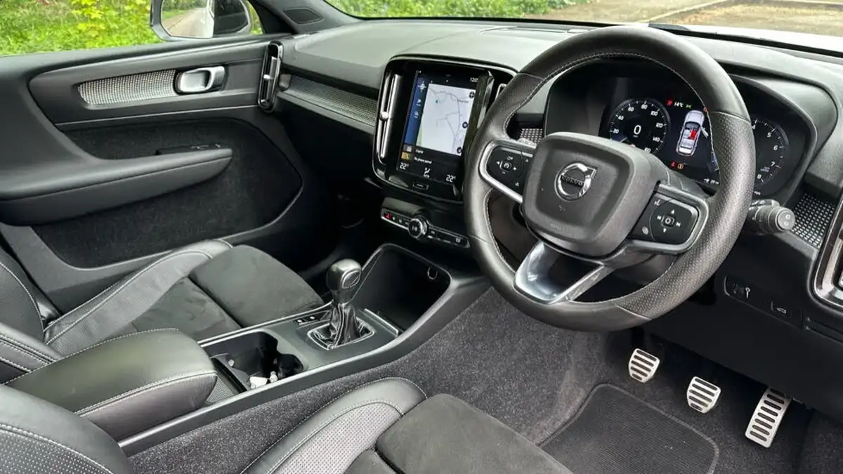 2020-volvo-xc40-15-t3-r-design-big-3