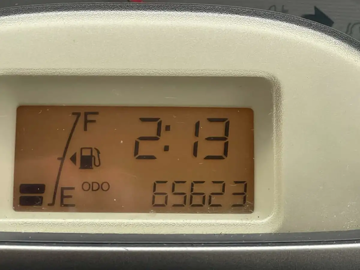 2008-daihatsu-sirion-13-se-big-35