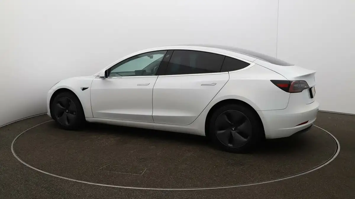2020-tesla-model-3-e-long-range-big-37