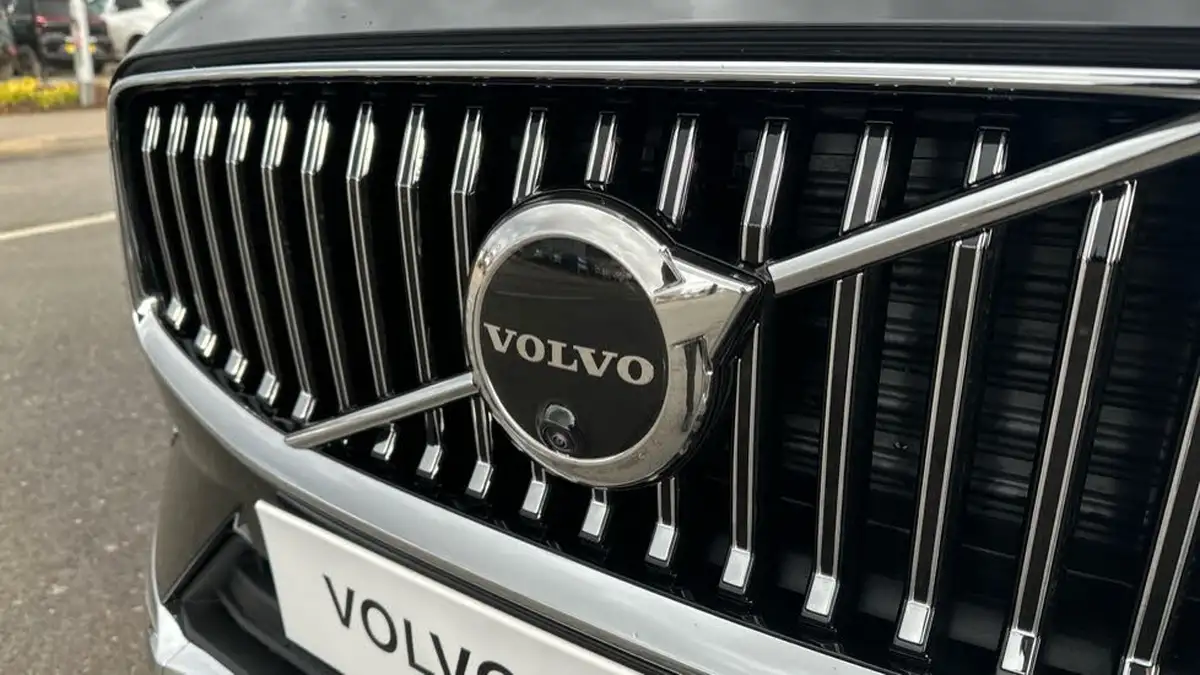 2025-volvo-xc60-20-t8-ultra-dark-big-22