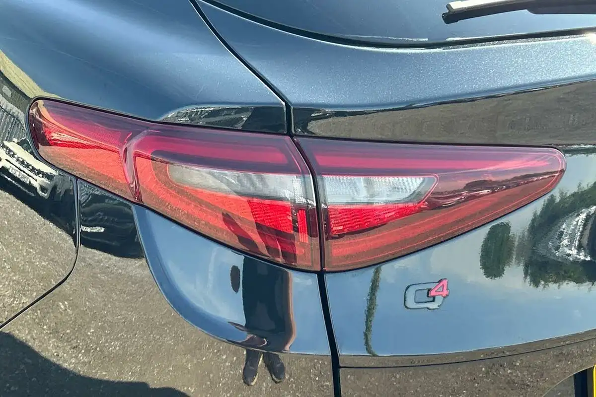 2021-alfa-romeo-stelvio-20-veloce-big-26