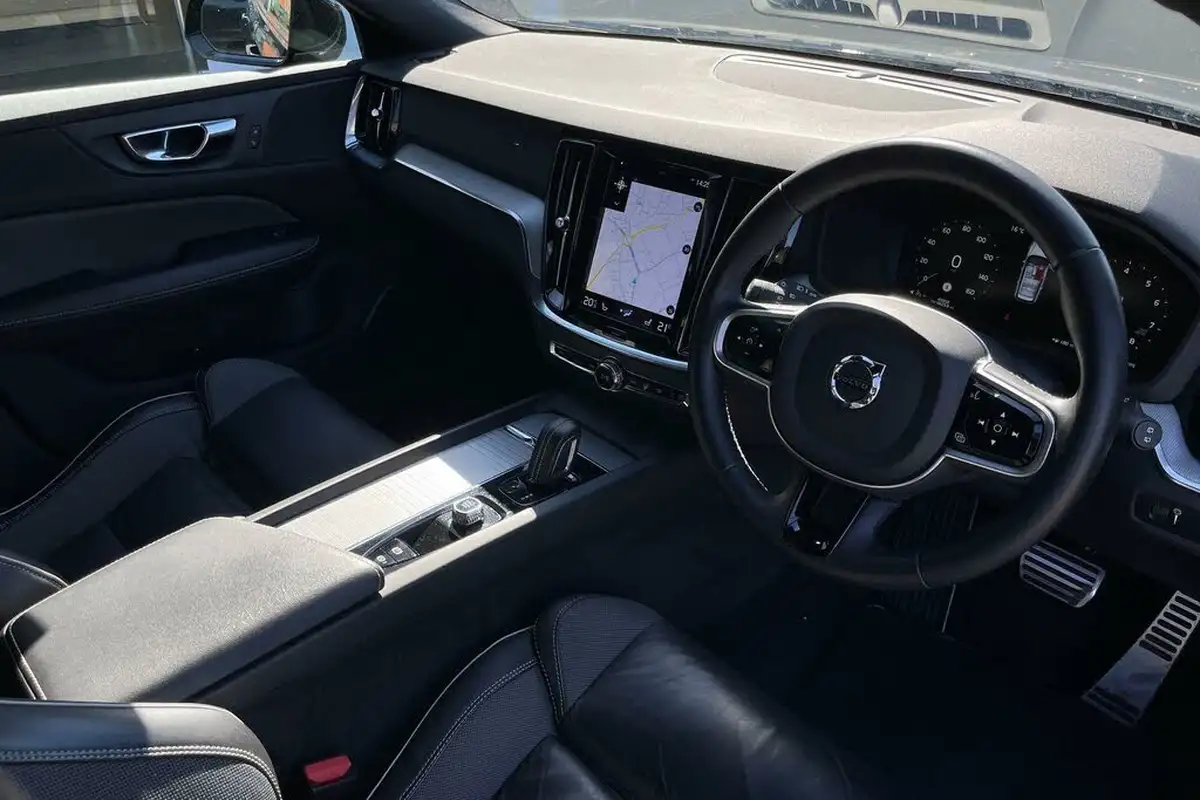 2021-volvo-v60-20-b4-r-design-big-4