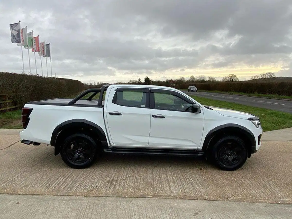 2024-isuzu-d-max-19td-v-cross-auto-big-3