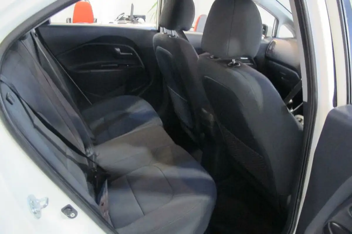 2012-kia-rio-125-2-5d-big-27
