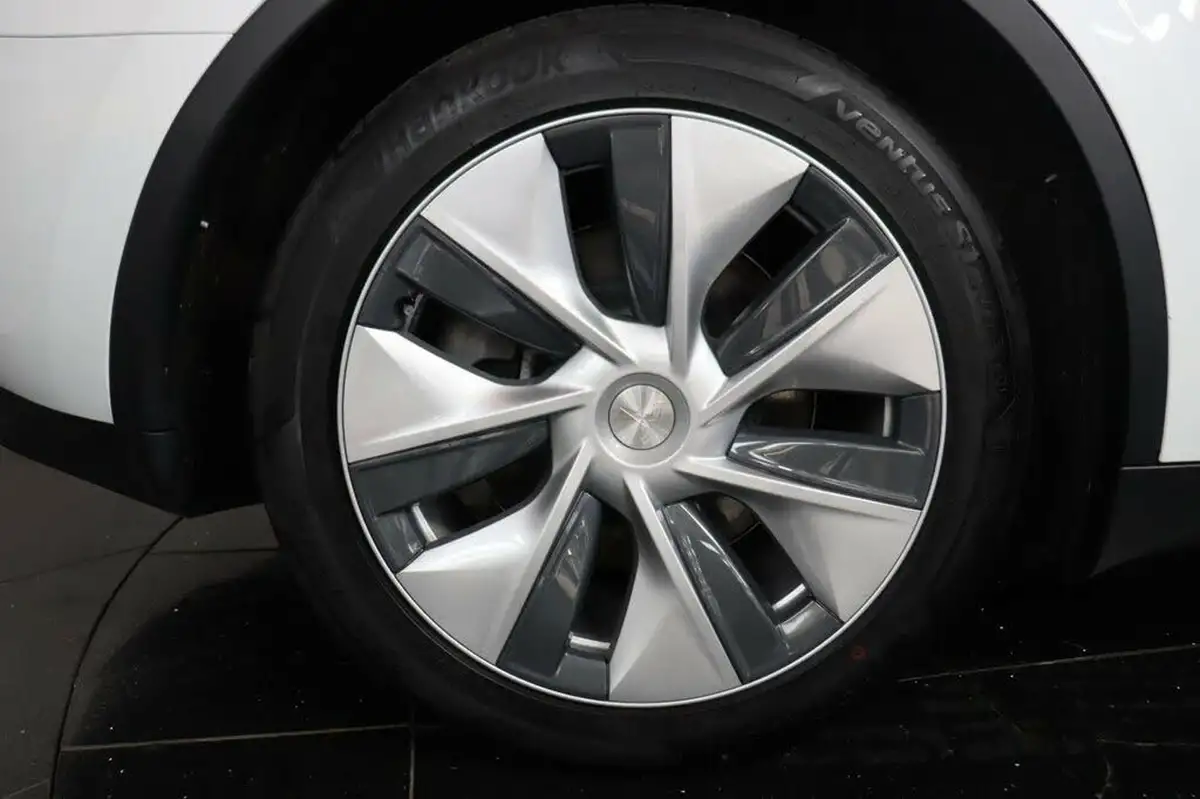 2024-tesla-model-y-e-rwd-big-11