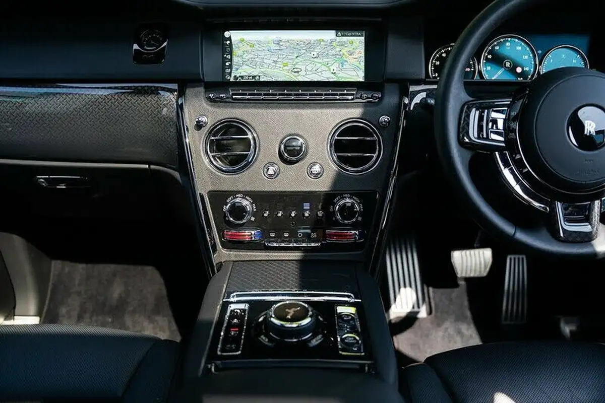 2023-rolls-royce-cullinan-675-black-badge-big-38