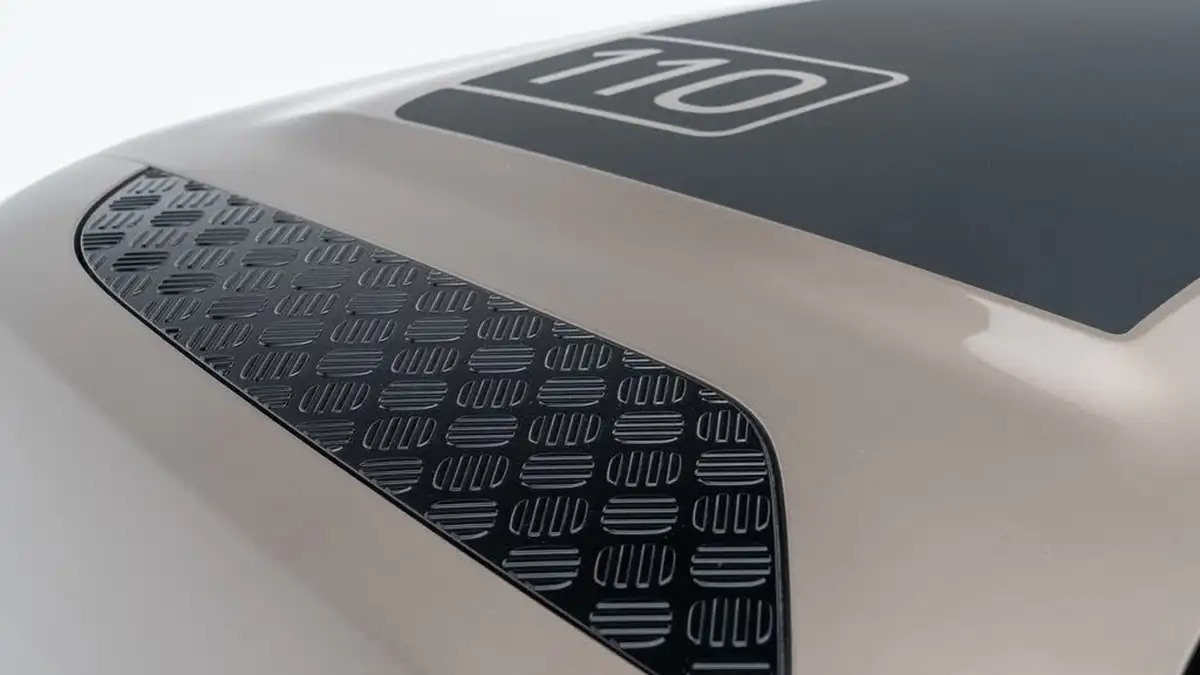 2023-land-rover-110-defender-30-d300-x-dynamic-hse-big-10
