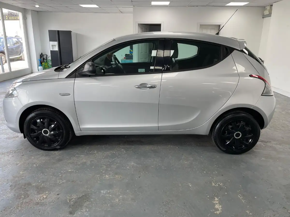 2014-chrysler-ypsilon-12-s-big-2