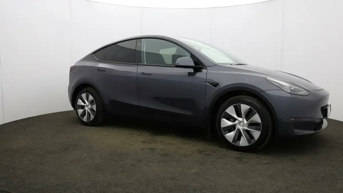 2022-tesla-model-y-e-long-range-big-41