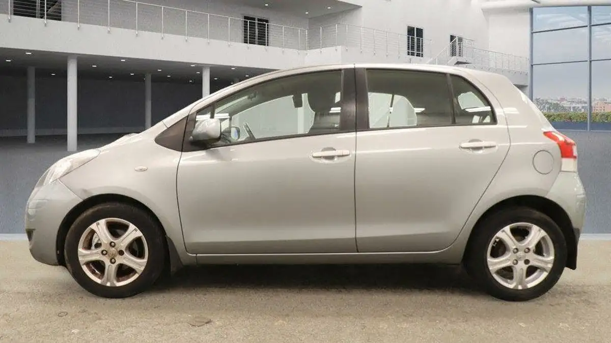 2010-toyota-yaris-133-tr-5d-big-2
