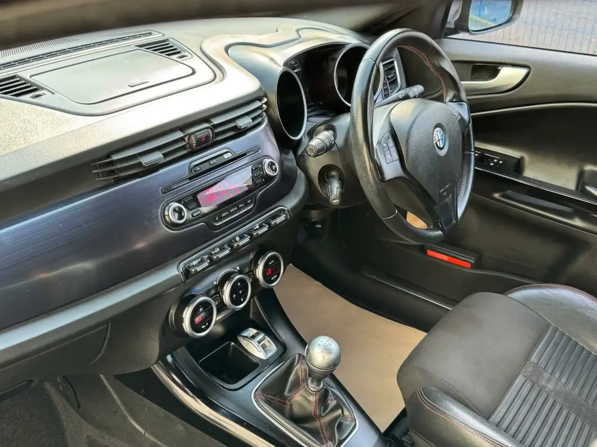 2010-alfa-romeo-giulietta-14-veloce-multiair-170bhp-big-21