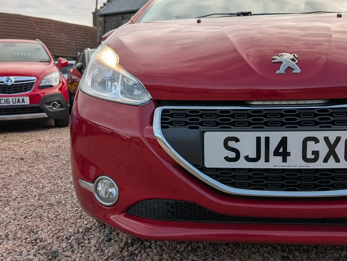 2014-peugeot-208-16td-active-5d-big-3