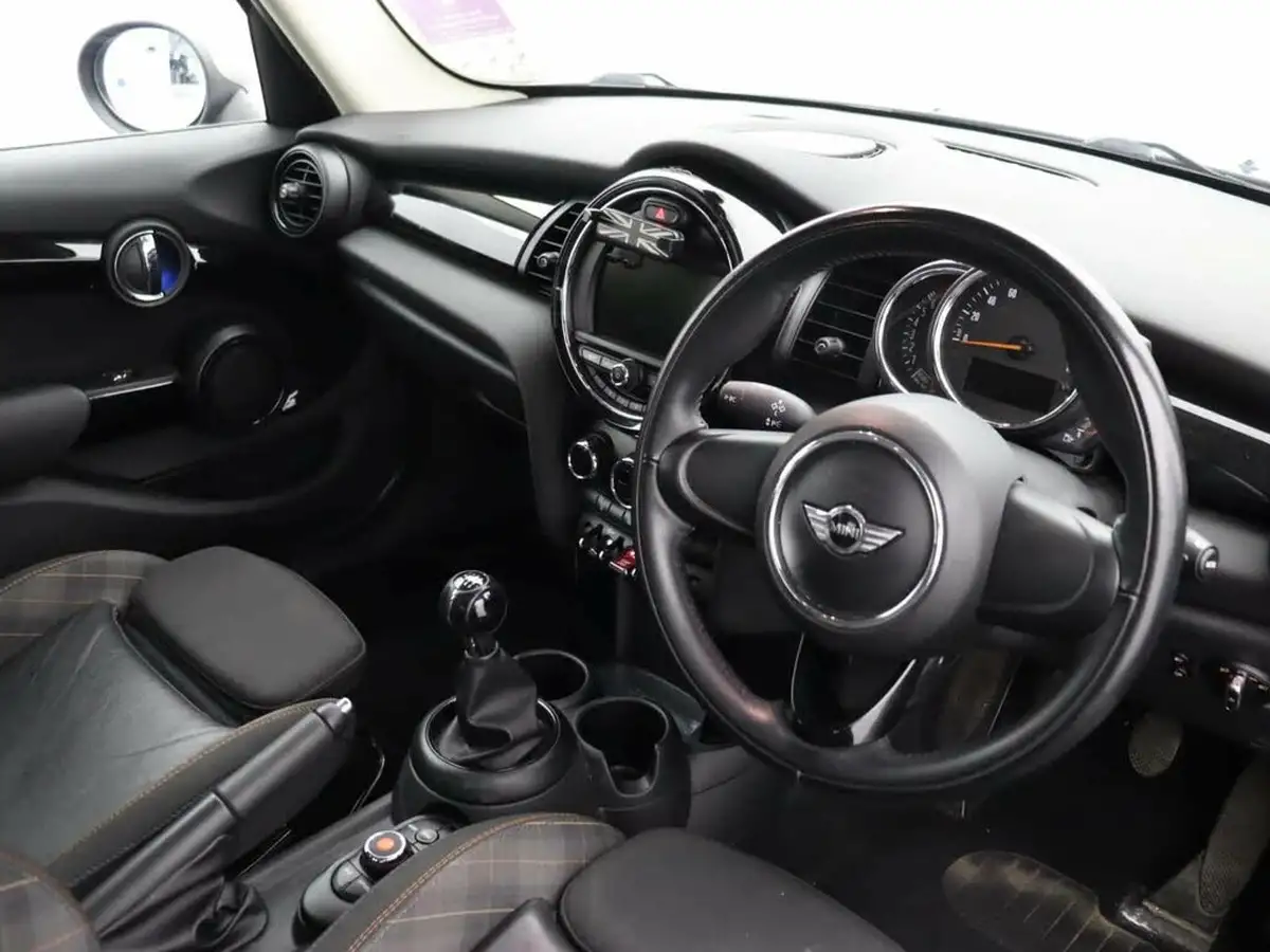 2017-mini-cooper-15-cooper-seven-5d-big-10