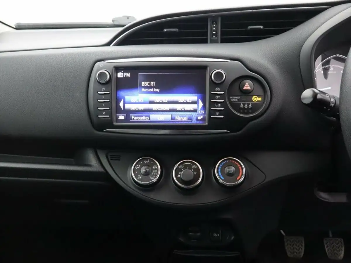 2020-toyota-yaris-15-vvt-i-y20-111bhp-1496cc-big-12