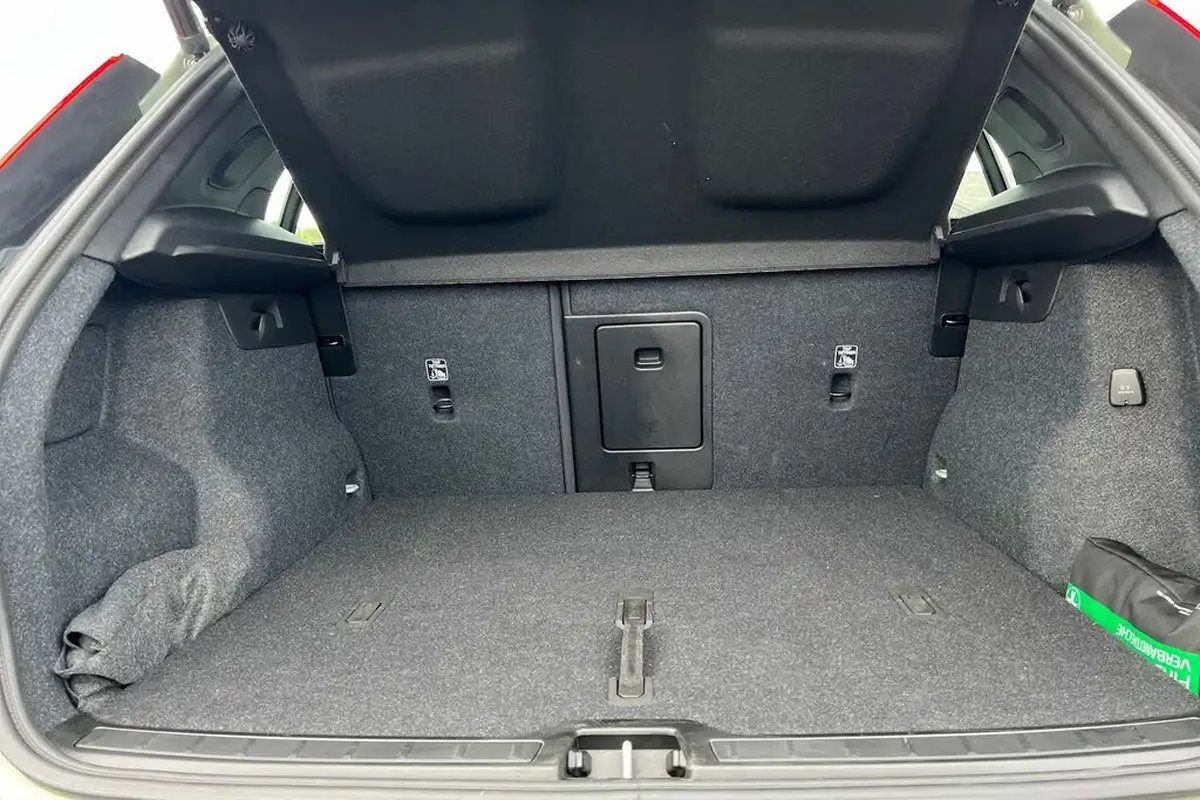 2024-volvo-xc40-20-b3-plus-big-7