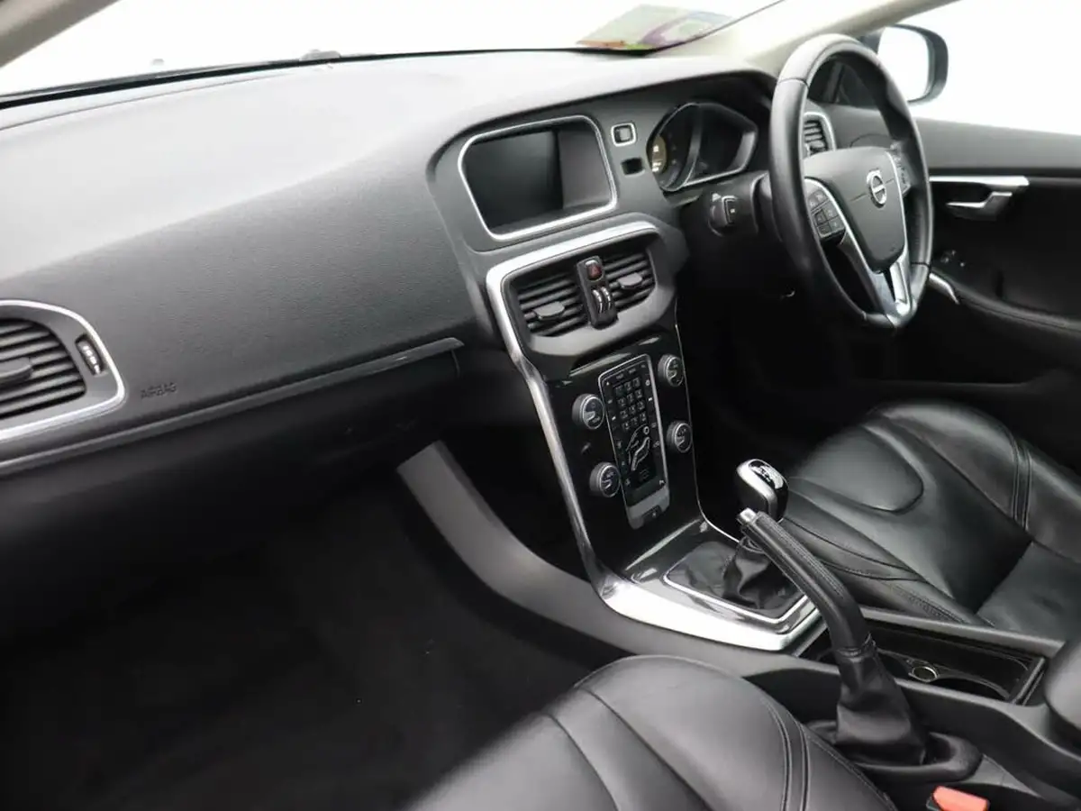 2017-volvo-v40-20-t2-momentum-nav-plus-big-7