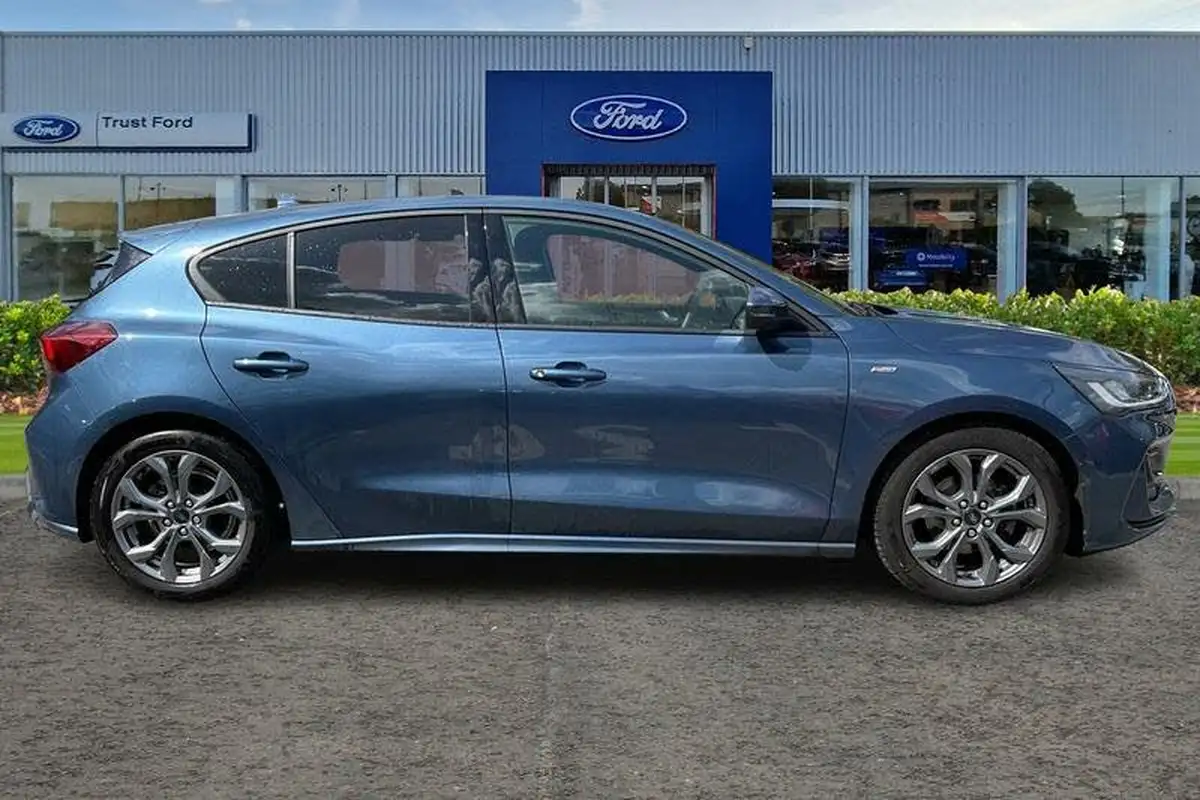 2023-ford-focus-10t-st-line-125ps-hatchback-big-2