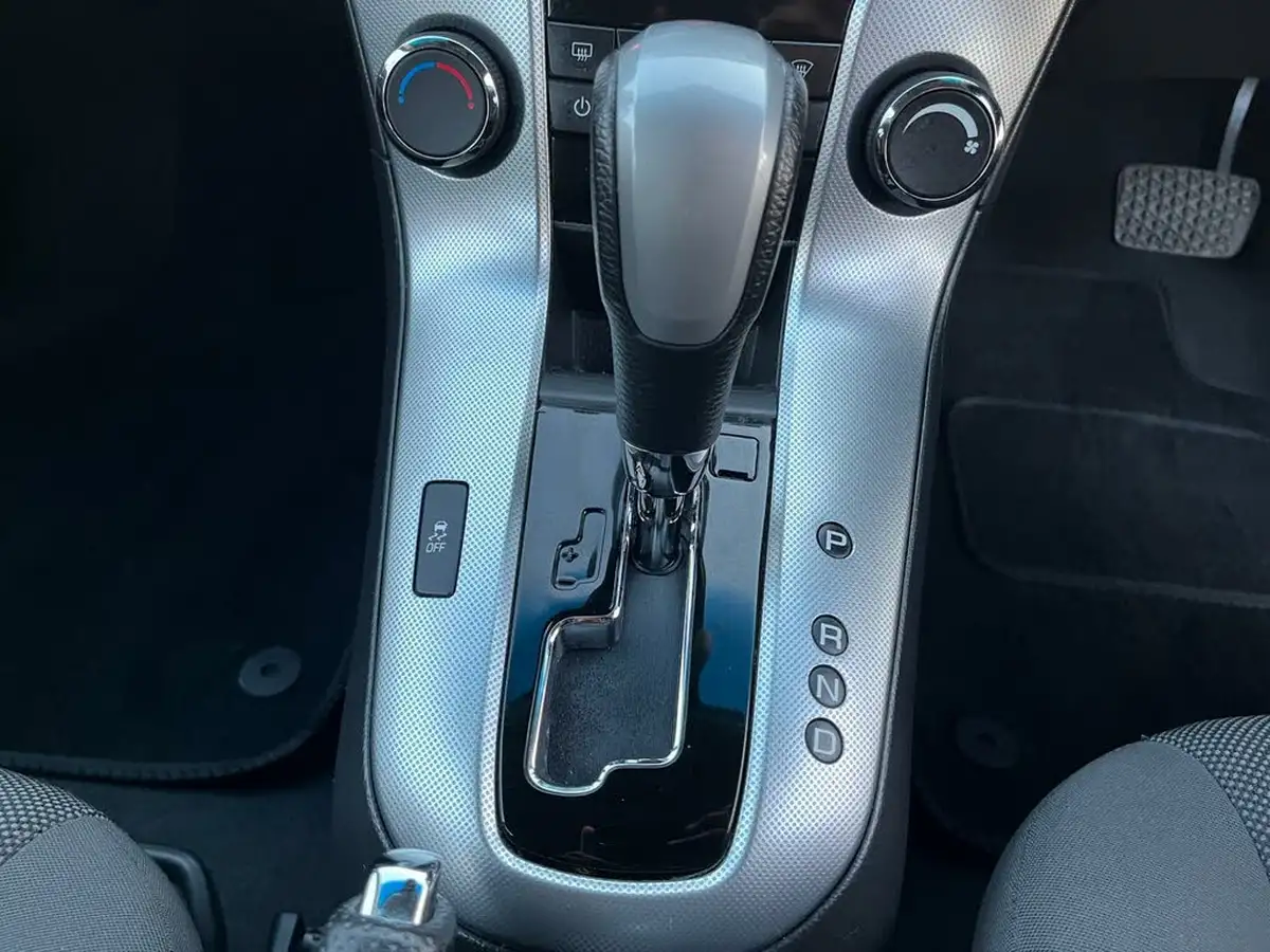 2012-chevrolet-cruze-18-ltz-auto-big-32