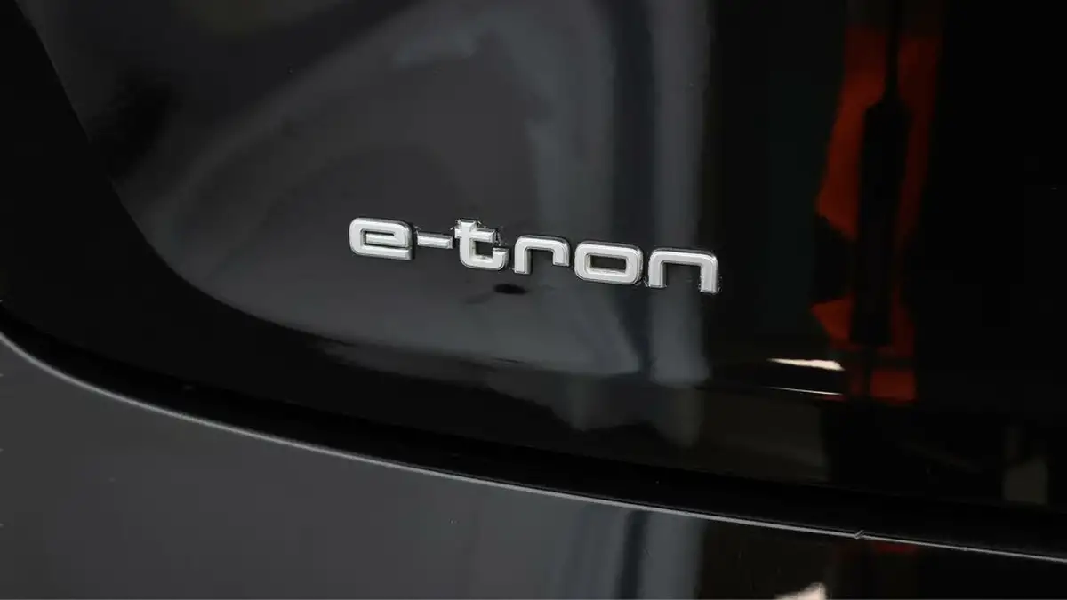 2021-audi-e-tron-50e-s-line-sportback-big-19