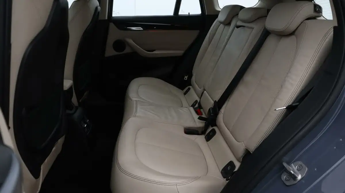 2021-bmw-x1-15-sdrive18i-xline-big-16
