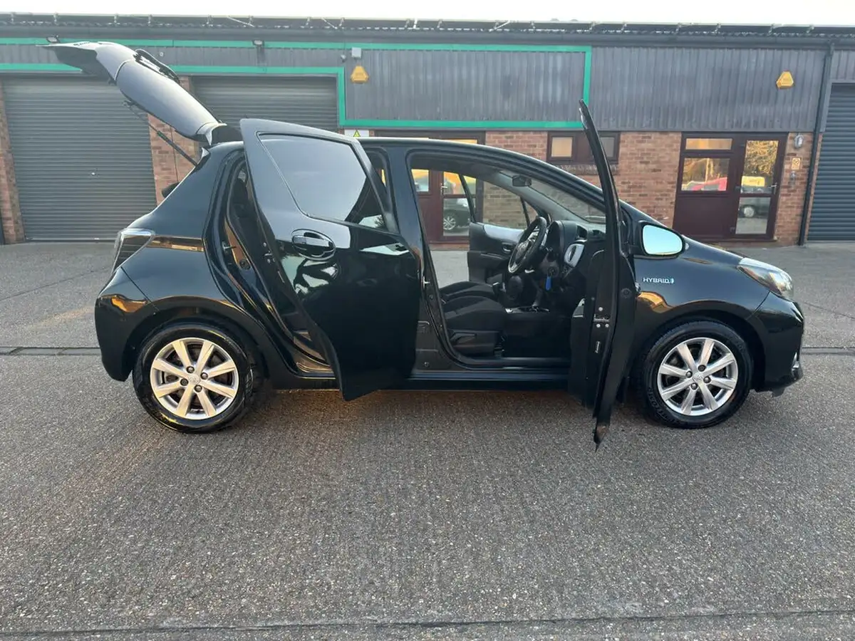 2014-toyota-yaris-15-vvt-i-icon-hybrid-big-69