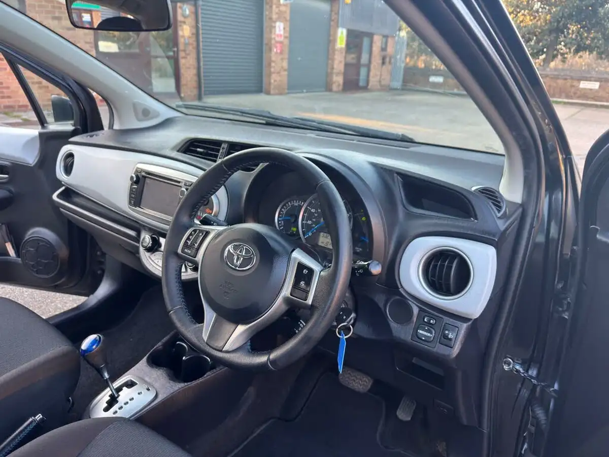 2014-toyota-yaris-15-vvt-i-icon-hybrid-big-17