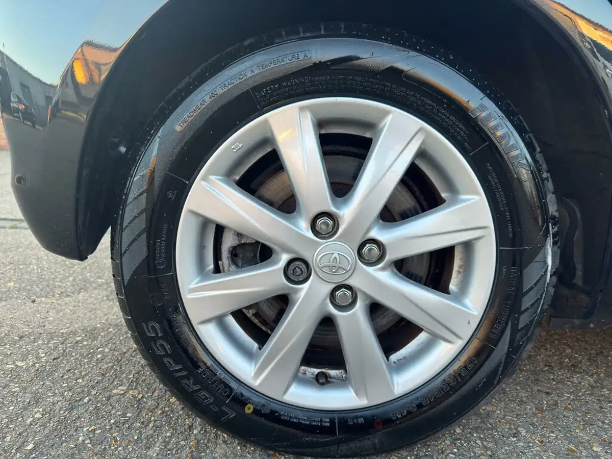 2014-toyota-yaris-15-vvt-i-icon-hybrid-big-41