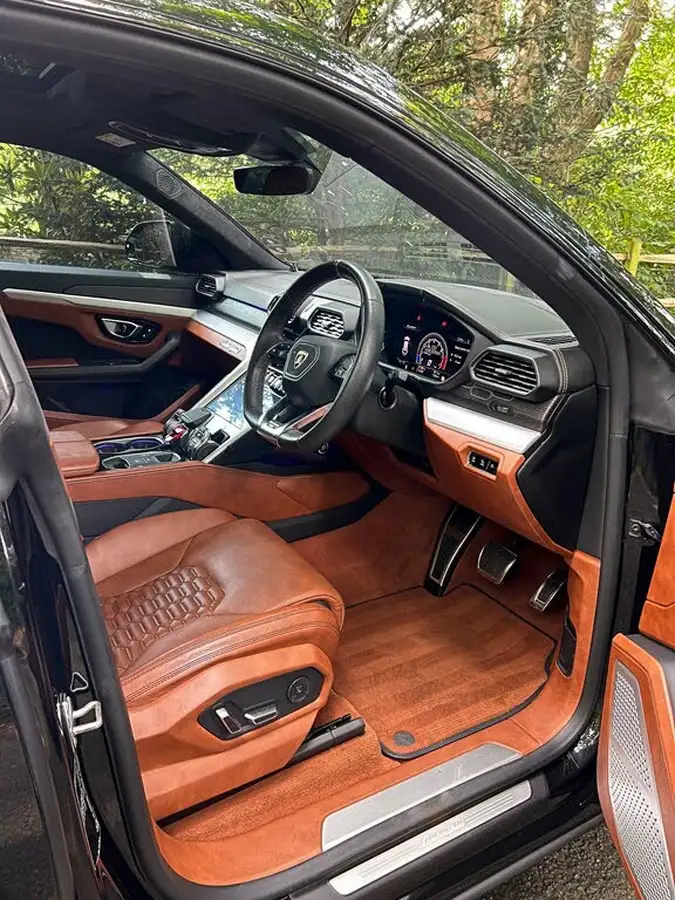 2019-lamborghini-urus-40-no-trim-big-11