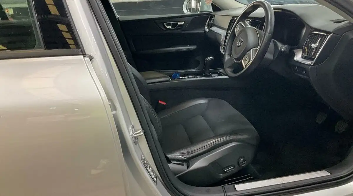 2018-volvo-v60-20td-d3-momentum-big-12