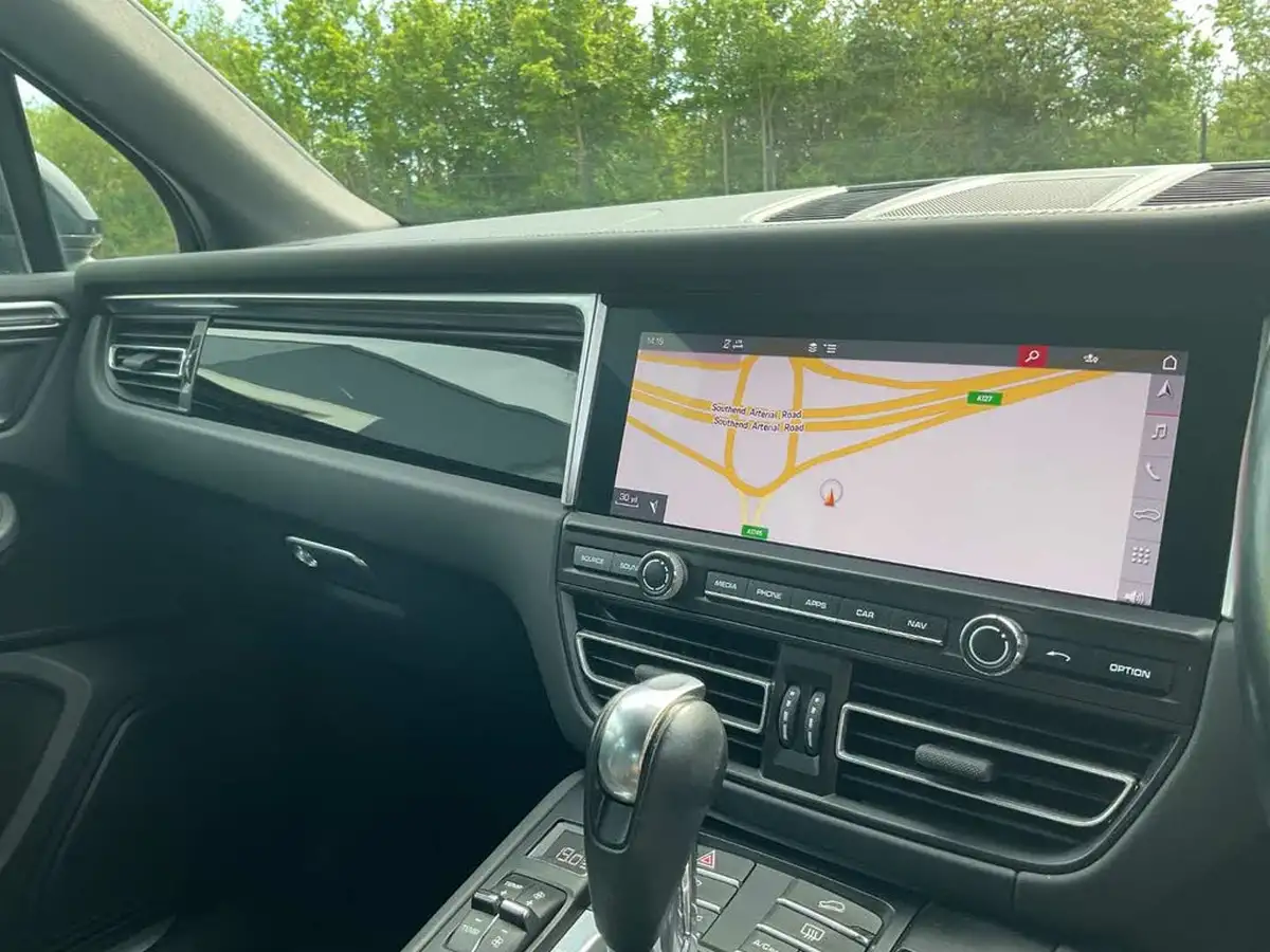 2021-porsche-macan-30-s-big-39