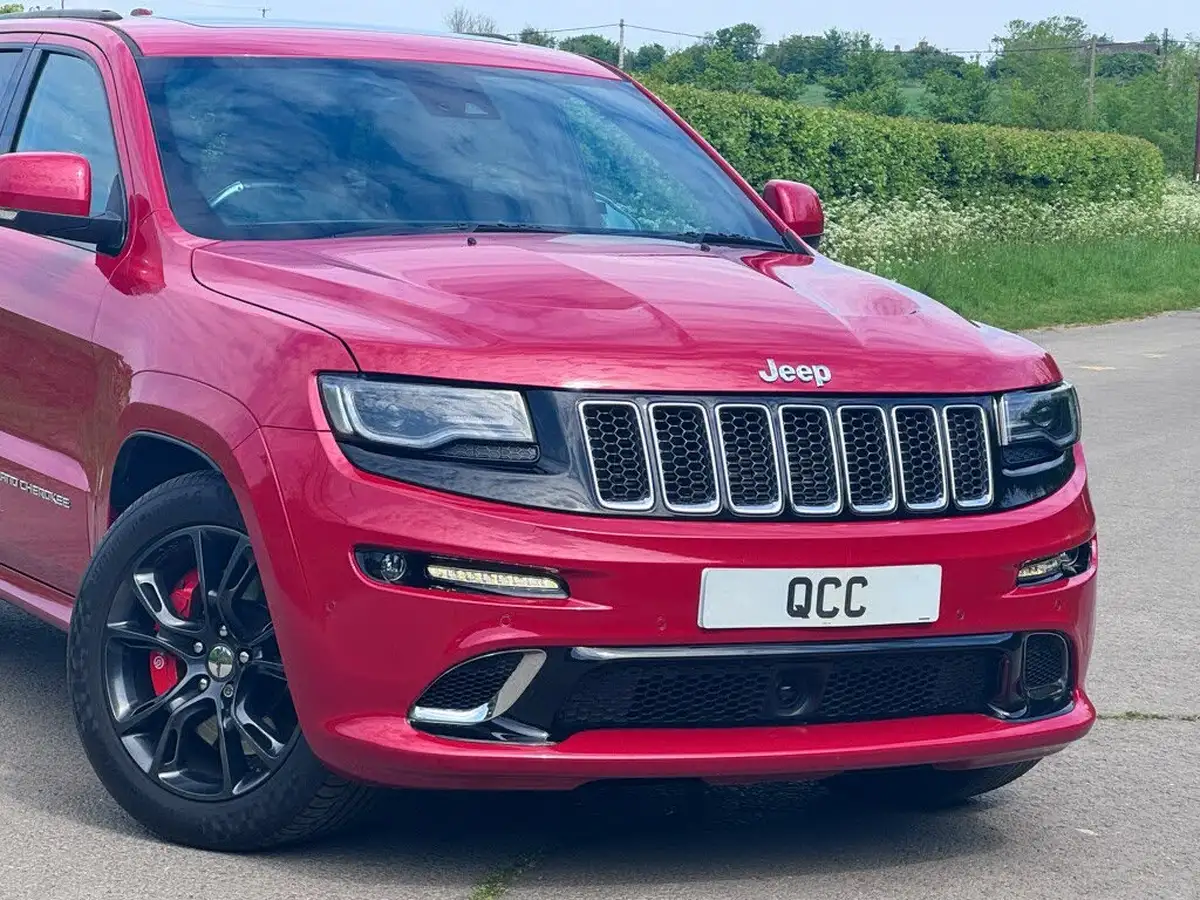 2017-jeep-grand-cherokee-64-hemi-srt-big-30
