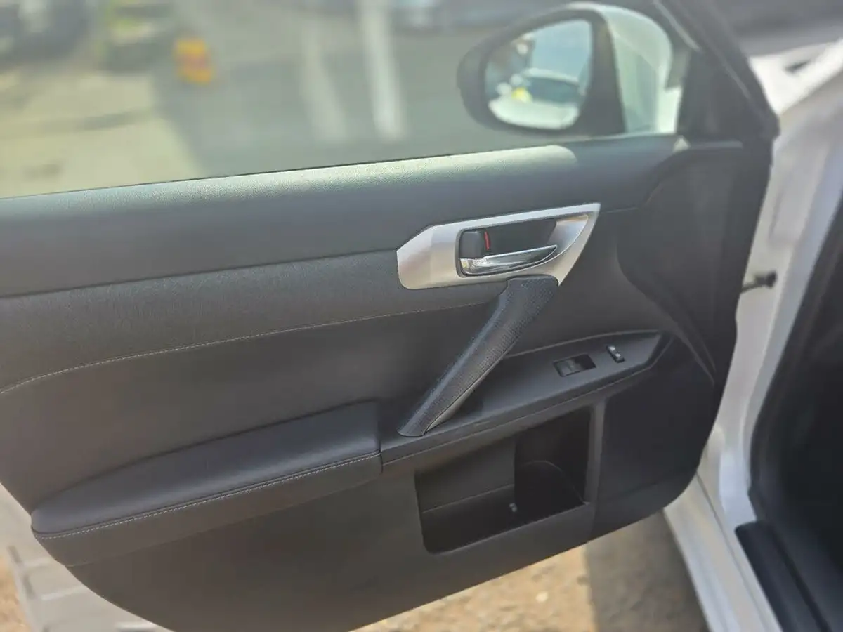 2015-lexus-ct-200h-18-advance-cvt-big-36